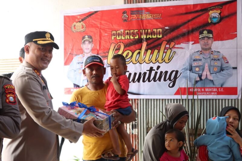 Kapolres Wajo menyerahkan bantuan makanan tambahan gizi beserta dengan bantuan Medis oleh Dokkes Polres Wajo oleh Iptu Marten Tomma, S.Kep