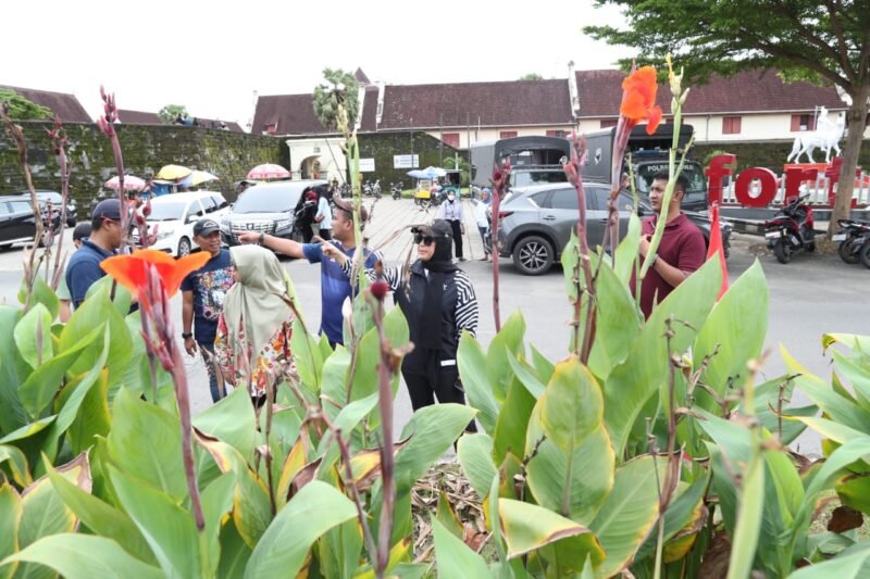 Wakil Wali Kota Makassar, Fatmawati Rusdi lakukan peninjauan ke beberapa taman kota dan lorong wisata, Sabtu (04/03/2023).