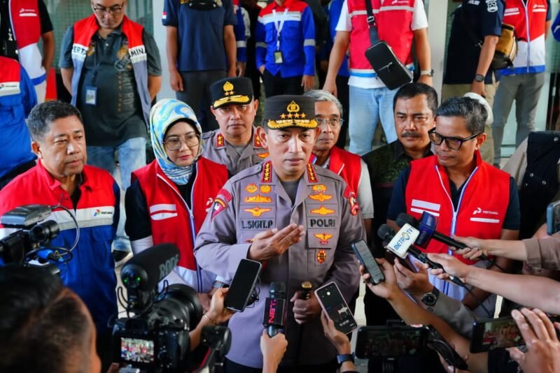 Kapolri Jenderal Listyo Sigit Prabowo meninjau langsung lokasi utama kebakaran Depo Pertamina Plumpang, Jakarta Utara, Sabtu (04/03/2023)