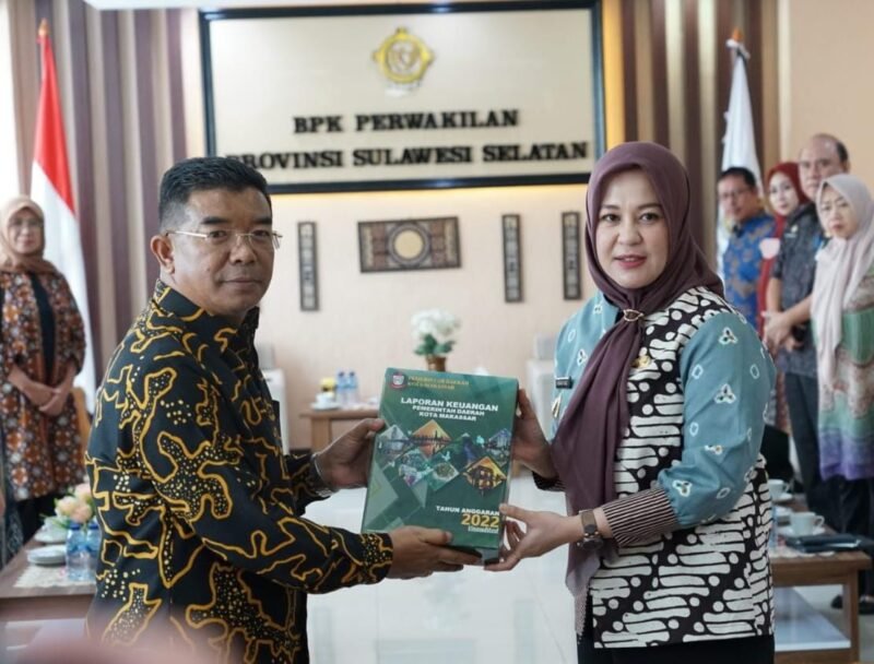 Wakil Wali Kota Makassar, Fatmawati Rusdi serahkan Laporan Keuangan Pemerintah Daerah (LKPD) Tahun Anggaran (TA) 2022 yang diterima langsung oleh Kepala Perwakilan BPK RI Provinsi Sulawesi Selatan, Amin Adab Bangun, di Kantor BPK Perwakilan Sulsel, Jumat (10/03/2023)