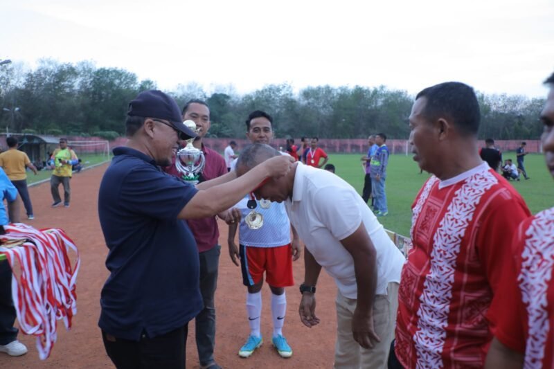 Sekretaris Daerah (Sekda) Kabupaten Asahan John Hardi Nasution menutup turnamen sepak bola old crack PWI Asahan 2023 di Stadion Mutiara Kisaran, Minggu (12/03/2023). Pada kesempatan itu Sekda juga menyerahkan piala kepada pemenang