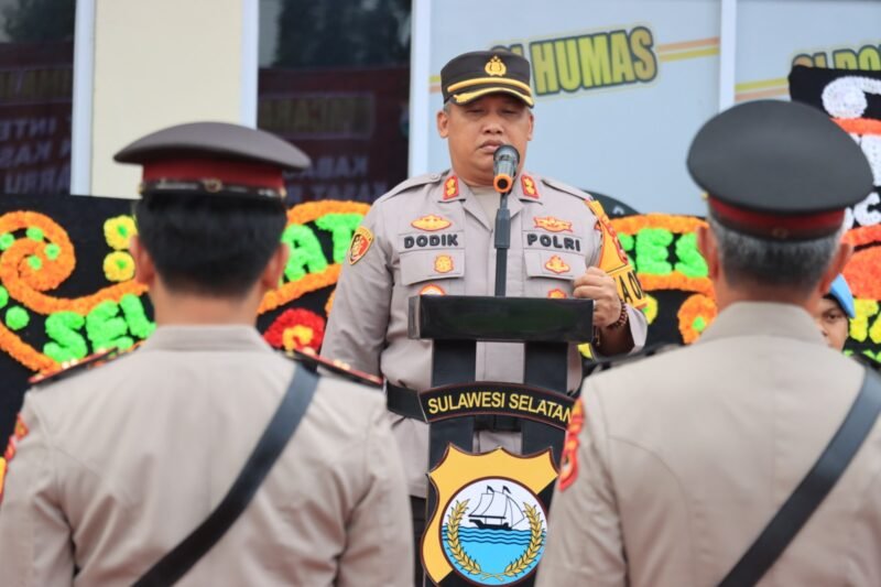 Kepala Kepolisian Resor (Kapolres) Barru AKBP. Dodik Susianto, S.I.K., memimpin upacara Serah Terima Jabatan (Sertijab) 3 Pejabat Utama (PJU), dihalaman Mapolres Barru, Jl. Jendral Sudirman, kelurahan Sumpang Binangae, kecamatan Barru, pada Senin (13/3/2023)