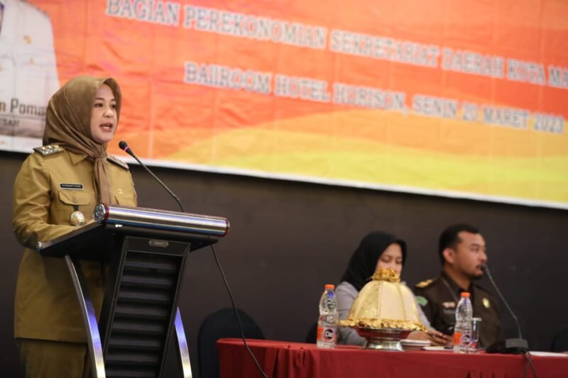 Wakil Wali Kota Makassar, Fatmawati Rusdi secara resmi membuka kegiatan High Level Meeting Tim Pengendalian Inflasi Daerah (TPID) Makassar,  di Ballroom Hotel Horizon, Senin (20/03/2023)
