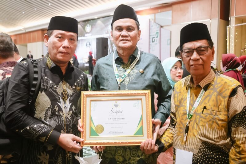 Penghargaan BAZNAS Award diterima langsung Suardi Saleh dari Badan Amil Zakat Nasional (BAZNAS) yang diserahkan oleh Wakil Ketua Baznas RI, Mokhamad Mahdum SE, MIDEc, Ak, CA, CPA, CWM., di Hotel Syahid Jakarta, pada Selasa (21/3/2023)