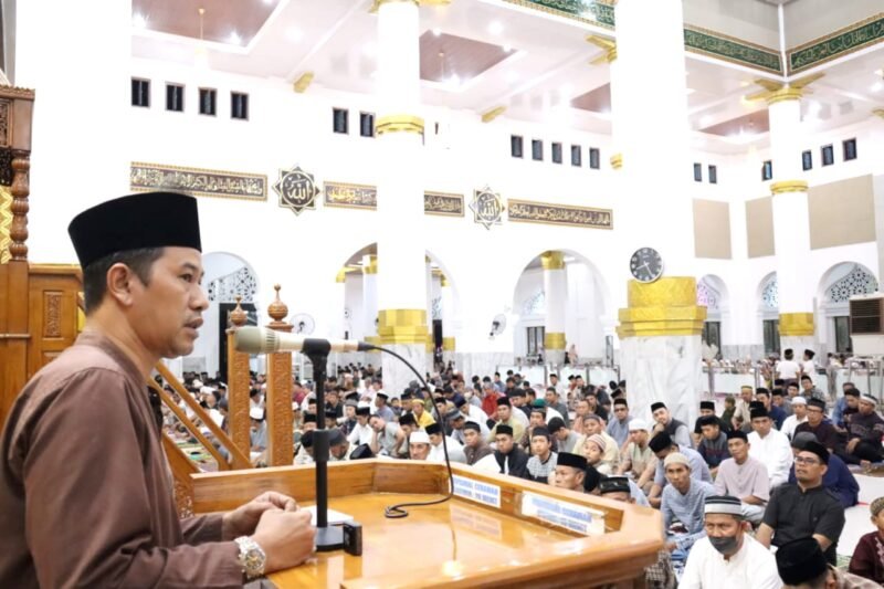 Bupati Wajo, Amran Mahmud yang diwakili oleh Asisten Sekda Bidang Perekonomian dan Pembangunan (Asisten II) , Andi Muh. Baso Iqbal menyampaikan Sambutan dalam rangka menyambut Bulan Suci Ramadhan 1441 H/ 2023 M di Masjid Agung Ummul Quraa, Sengkang, Rabu (22/3/2023)