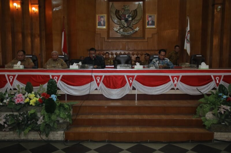 Bupati Asahan H. Surya, BSc menyampaikan Laporan Keterangan Pertanggungjawaban (LKPJ) Tahun Anggaran 2022 kepada DPRD Kabupaten Asahan di Aula Rambate Rata Raya Sekretariat DPRD Kabupaten Asahan, Senin (27/03/2023)