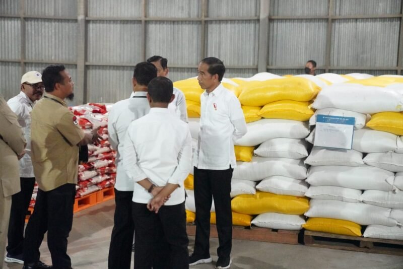 Gubernur Sulsel, Andi Sudirman Sulaiman mendampingi Presiden RI, Joko Widodo mengecek ketersediaan beras di Gudang Bulog Batangase, Kabupaten Maros, Kecamatan Mandai, Kamis (30/03/2023)