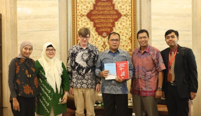 Wali Kota Makassar, Danny Pomanto terima buku karya komikus asal Perancis Emmanuel Lemaire di kediaman pribadinya Jalan Amirullah, Senin (13/03/2023)
