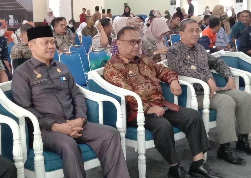 Ketua DPRD Wajo H. Andi Alauddin Palaguna, Bupati Wajo H. Amran Mahmud dan Gubernur Sulsel Staf Ahli Bidang Ekonomi, Pembangunan dan Keuangan Moh. Hasan