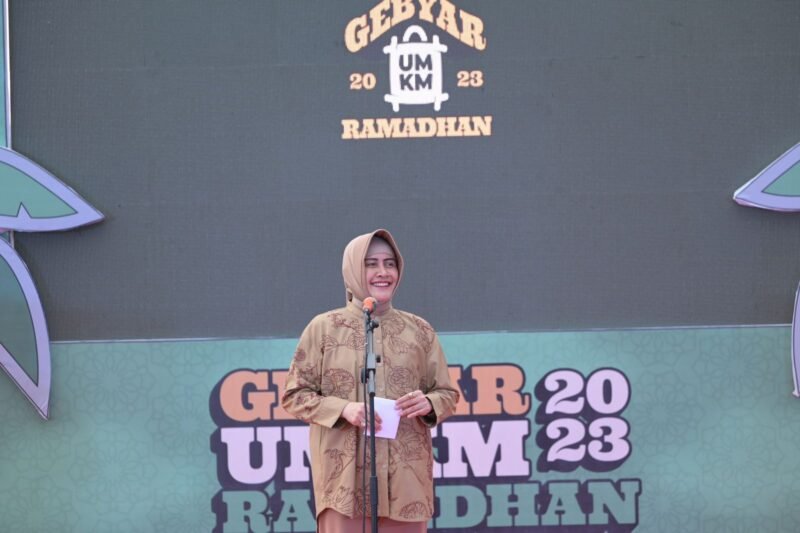 Ketua TP PKK Kota Makassar, Indira Yusuf Ismail membuka secara resmi Gebyar UMKM Ramdhan 2023 yang diselenggarakan Dinas Koperasi dan UKM Kota Makassar, di Anjungan Toraja - Mandar Pantai Losari, Kamis (30/03/2023)