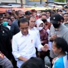 Ketua TP PKK Makassar, Indira Yusuf Ismail mendampingi Wali Kota Makassar, Danny Pomanto menyambut kedatangan Presiden RI Joko Widodo ke Kota Makassar di Pasar Terong, Rabu (29/03/2023)