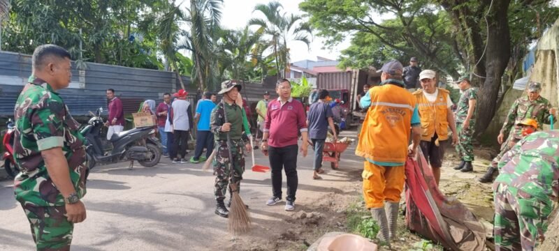Pemerintah Kelurahan Timungan Lompoa  menggelar bersama Satuan TNI Kodim 1408/BS dan Danramil 1408-04 Bontoala Kerja Bakti yang dipusatkan di Jalan Andi Tadde, Kelurahan Timungan Lompoa, Kecamatan Bontoala, Sabtu (11/03/2023)