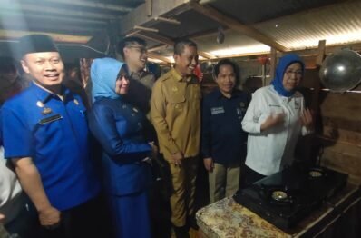 Ketua DPRD Wajo, H. Andi Alauddin Palaguna mendampingi Anggota DPR RI, Andi Yuliani Paris (AYP) meresmikan Jaringan Gas (Jargas) Rumah Tangga di Kecamatan Gilireng, Senin 6 Maret 2023