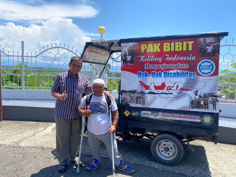 Bupati Wajo H. Amran Mahmud menerima kunjungan silaturrahim dari salah seorang penyandang disabilitas, Pak Bibit asal Kabupaten Blitar, Jawa Timur yang berkunjung ke Rumah Jabatan Bupati, Pesanggrahan, Sabtu (25/3/2023)