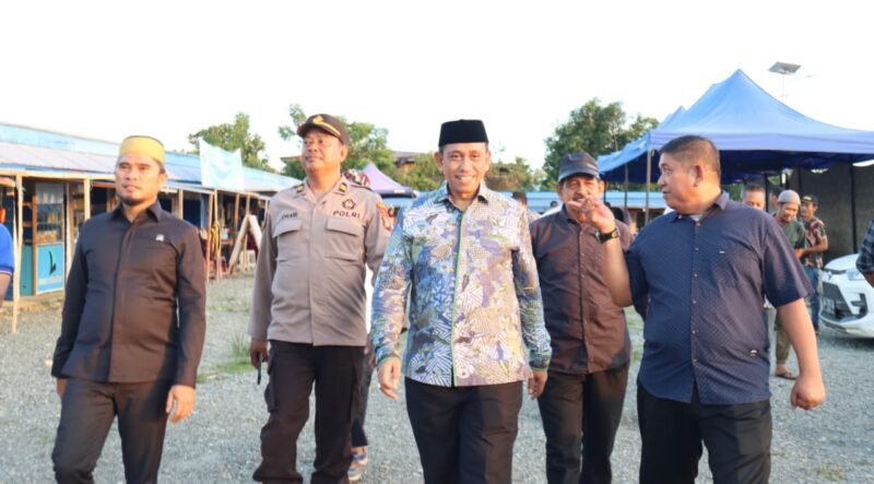 Bupati Wajo, Amran Mahmud menghadiri dan meresmikan langsung penggunaan kios pasar buah di Desa Buriko, Kecamatan Pitumpanua tersebut, Minggu (19/3/2023)