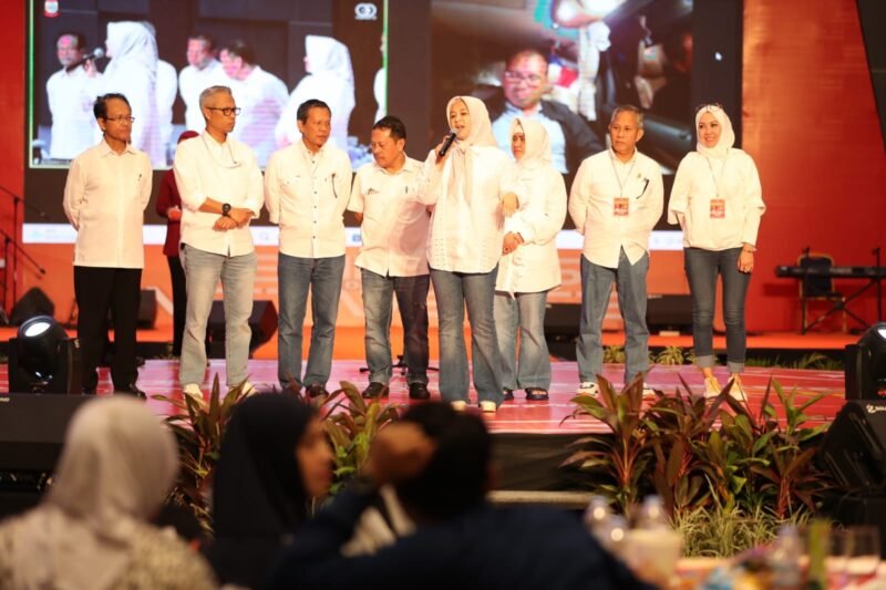 Wakil Wali Kota Makassar, Fatmawati Rusdi saat menutup secara resmi Rakorsus didampingi oleh Sekda Kota Makassar, Muh Ansar, Ketua TP PKK Makassar, Indira Yusuf Ismail, para asisten, dan Tim Ahli Pemkot Makassar, di Hotel Four Point by Sheraton, Rabu (15/03/2023) dini hari