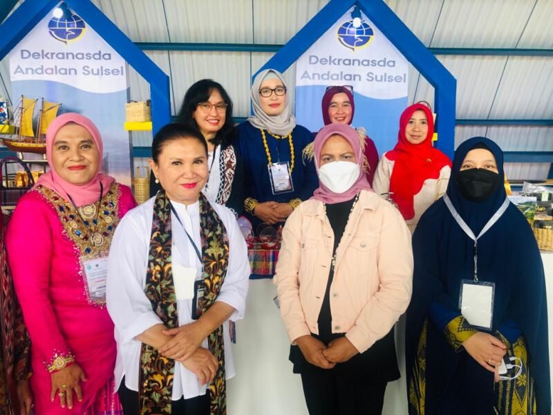 Ibu Negara, Iriana Joko Widodo didampingi Ketua PKK Sulsel, Naoemi Octarina meninjau produk andalan UMKM binaan Dekranasda Andalan Sulsel, di Maros, Rabu (29/03/2023)
