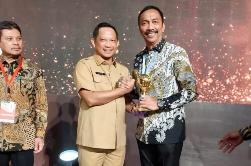 Wakil Bupati Wajo Amran menerima penghargaan Health Coverage (UHC) yang diserahkan langsung oleh Menteri Dalam Negeri, Tito Karnavian pada acara Penyerahan Penghargaan Universal Health Coverage (UHC) kepada Pemerintah Daerah yang digelar di Balai Sudirman, Jakarta, Selasa (14/3/2023)