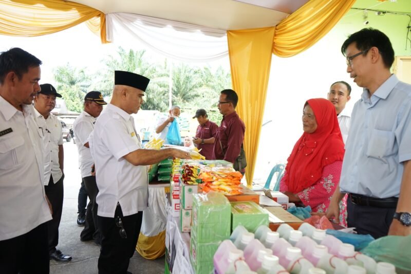 Menjelang Hari Raya Idul Fitri 1444 H/ 2023 M, Bupati Asahan yang diwakilli Asisten Perekonomian dan Pembangunan buka pelaksanaan operasi pasar reguler dan pasar khusus di Kelurahan Kedai Ledang Kecamatan Kota Kisaran Timur, Rabu (12/04/2023)