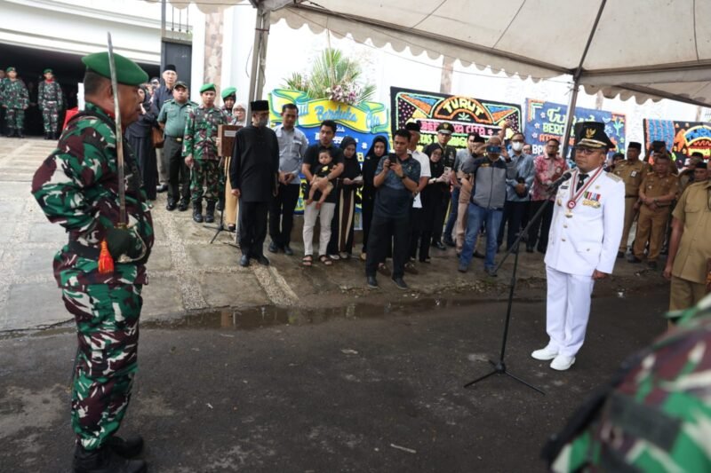 Wali Kota Makassar, Danny Pomanto menjadi inspektur upacara pada Prosesi Pelepasan Jenazah Almarhum Muhammad Rapsel Ali di Kediamannya Jalan Bonto Mangape, Makassar Senin (10/04/2023)