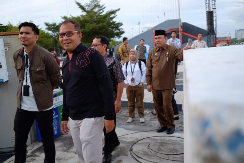 Wali Kota Makassar, Danny Pomanto pimpin gladi kotor persiapan H-2 peringatan OTDA XXVII di Anjungan Pantai Losari, Kamis (27/04/2023)