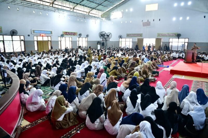 Gubernur Sulsel, Andi Sudirman Sulaiman membuka secara resmi kegiatan Ramadhan Andalan Mengaji di SMK Negeri 2 Makassar, Jalan Pancasila, Selasa (11/04/2023)
