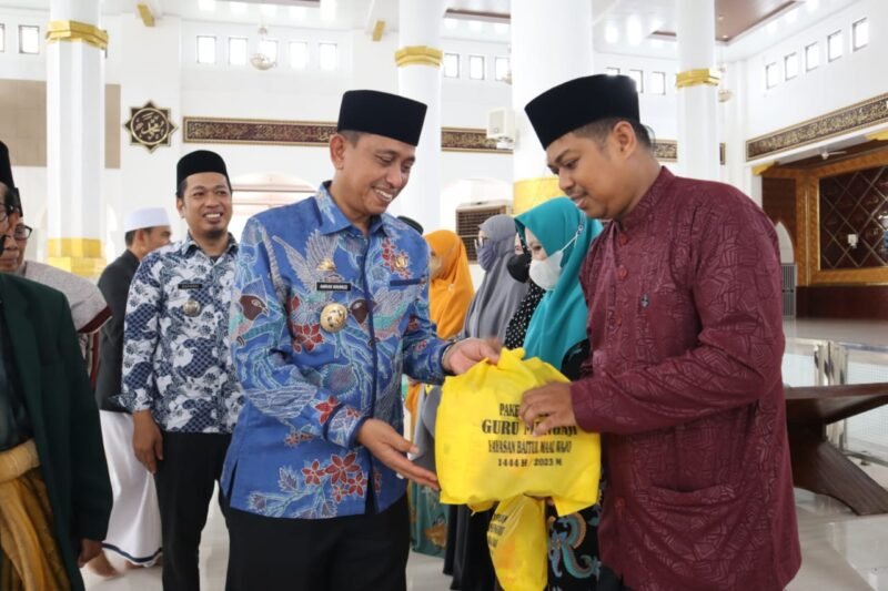 Bupati Wajo, Amran Mahmud didampingi Camat Tempe menyerahkan paket lebaran dari Yayasan Baitul Mal Wajo kepada 425 orang guru ngaji se-Kabupaten Wajo.  Penyerahan secara simbolis diserahkan kepada perwakilan guru ngaji di Kecamatan Tempe yang digelar di Masjid Agung Ummul Quraa, Sengkang, Jumat (14/04/2023)