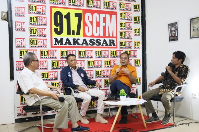 Wali Kota Makassar, Danny Pomanto menjadi narasumber Talkshow dalam rangka Hari Penyiaran Nasional di Radio SC FM, Jalan Landak, Sabtu (01/04/2023)