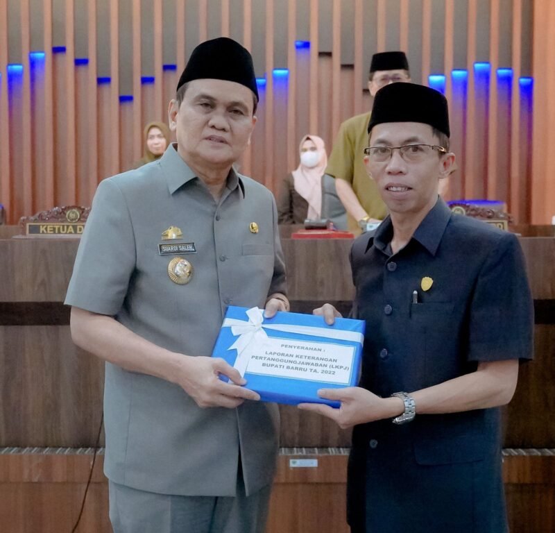 Bupati Barru H. Suardi Saleh menyerahkan Laporan Keterangan Pertanggung Jawaban (LKPJ) tahun anggaran 2022. Penyerahan tersebut dilakukan dalam rapat paripurna DPRD, di gedung DPRD Barru, pada Senin (3/4/2023)