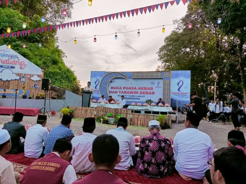 Bupati Barru H. Suardi Saleh menghadiri acara Milad ke-9 Masjid Modern Kurir Langit yang dirangkaikan dengan Buka Puasa Akbar dan Tarawih Akbar, di Ujungnge, kelurahan Sumpang Binangae, kecamatan Barru, kabupaten Barru, Kamis sore (6/4/2023)