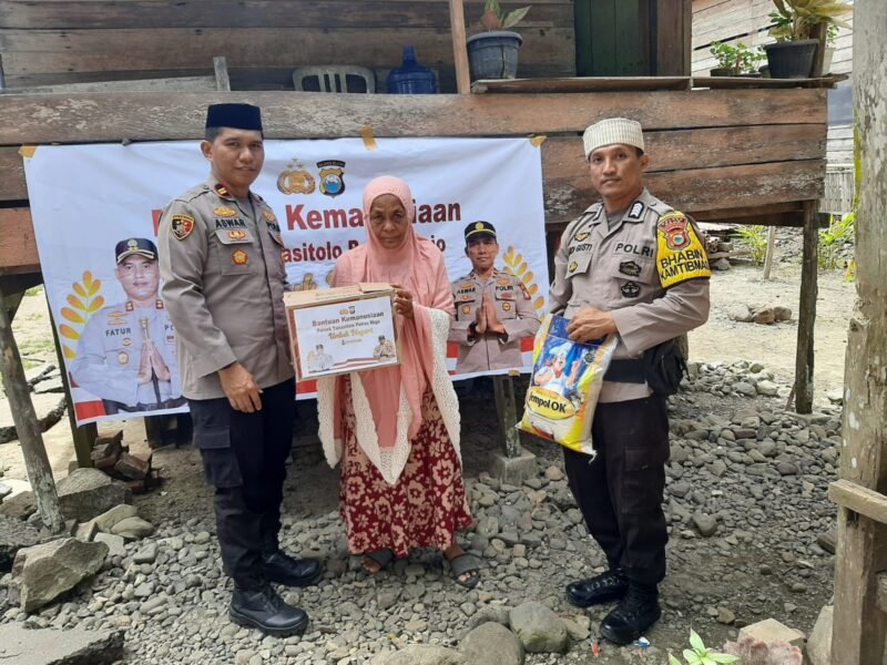 Kapolsek Tanasitolo bersama Bhabinkamtibmas melakukan penyaluran bantuan kemanusiaan untuk negeri bagi warga kurang mampu di Lingkungan Bontouse, Kelurahan Pincengpute, Kecamatan Tanasitolo, Kabupaten Wajo, Kamis (06/04/ 2023)