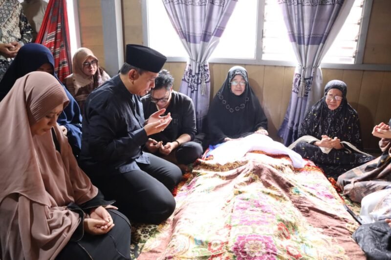 Bupati Wajo Amran Mahmud saat melayat di Rumah Duka di Kelurahan Maddukkelleng, Kecamatan Tempe, Sabtu (8/4/2023)