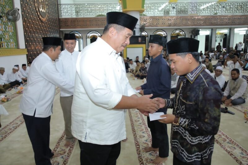 Penyerahan penali kasih dari Baznas Kabupaten Asahan kepada juara pertama setiap cabang MTQ ke-54 Kabupaten Asahan oleh Bupati Asahan, Wakil Bupati Asahan didampingi Ketua Baznas Kabupaten Asahan, yang diserahkan secara simbolis.