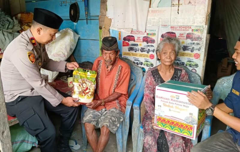 Personel Polsek Bola dipimpin Kapolsek Bola IPTU Alfian melaksanakan Bakti Sosial Bantuan kemanusiaan untuk Negeri kepada warga masyarakat yang membutuhkan bantuan atau kurang mampu di Lingkungan Solo, Desa Solo, Kec. Bola