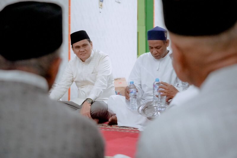 Bupati Barru H. Suardi Saleh mengunjungi mesjid Babul Khaer Balusu, Desa Balusu, Kecamatan Balusu