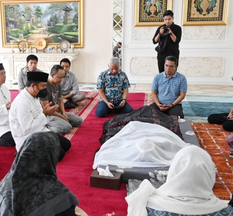 Gubernur Sulsel, Andi Sudirman Sulaiman melayat di rumah duka almarhum Muhammad Rapsel Ali di jalan Bonto Mangape, Makassar, Ahad (09/04/2033)
