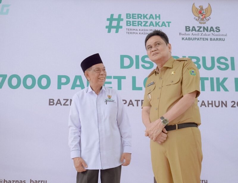 Bupati Barru H. Suardi Saleh melepas secara resmi distribusi 7000 paket bantuan Badan Amil Zakat Nasional (BAZNAS) kabupaten Barru, di Gedung Islamic Centre Barru, pada Selasa (11/4/2023)