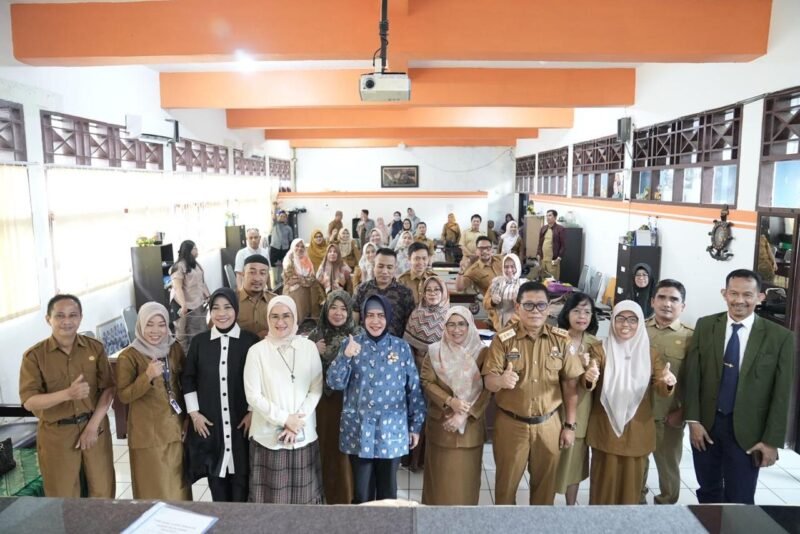 Bunda PAUD Kota Makassar, Indira Yusuf Ismail menyambangi  Sekolah Menengah Pertama (SMP) Negeri 2 dan 6 Makassar, Selasa (11/04/2023)