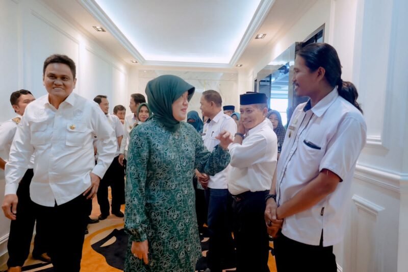 Bupati Barru H. Suardi Saleh, bersama Ketua TP. PKK Barru drg. Hj. Hasnah Syam menggelar rapat koordinasi (Rakor) sekaligus silaturahmi dengan seluruh Kades dan Ketua PKK desa sekabupaten Barru, di ruang rapat Bupati Lantai 5 MPP Barru, Rabu (12/4/2023)
