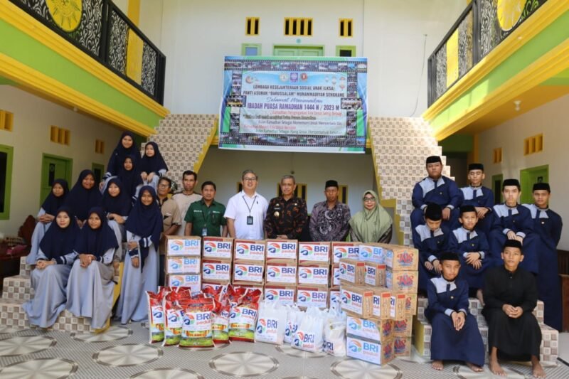 Bupati Wajo, Amran Mahmud menyerahkan bantuan paket sembako Program Berbagi Bahagia Bersama BRI Peduli dari Bank BRI Cabang Sengkang.
 Penyerahan Paket Sembako ini digelar secara simbolis di Panti Asuhan Darussalam Muhammadiyah Sengkang, Kamis (13/4/2023)