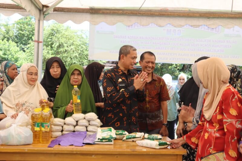 Bupati Wajo, Amran Mahmud mengunjungi stand Gelar Pangan Murah (GPM) yang dilaksanakan oleh Pemerintah Kabupaten Wajo melalui Dinas Pertanian dan Ketahanan Pangan (PKP) di Halaman Kantor Penyuluh Pertanian Kecamatan Kecamatan Sabbangparu, Kamis (13/4/2023)
