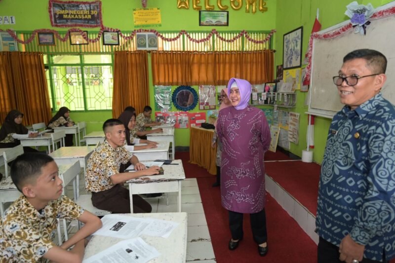 Bunda PAUD Kota Makassar, Indira Yusuf Ismail didampingi Kepala Dinas Pendidikan Kota Makassar, Muhyiddin menyambangi SMP Negeri 30 dan SMP Negeri 12, Kamis (13/04/2023).