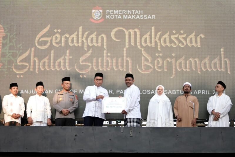 Wali Kota Makassar, Danny Pomanto bersama Wakil Wali Kota Makassar, Fatmawati Rusdi beserta Sekda Makassar, M. Ansar menyerahkan zakat lewat Baznas Kota Makassar pada momentum Gerakan Makassar Sholat Subuh Berjamaah di Anjungan City Of Makassar, Sabtu (15/04/2023)