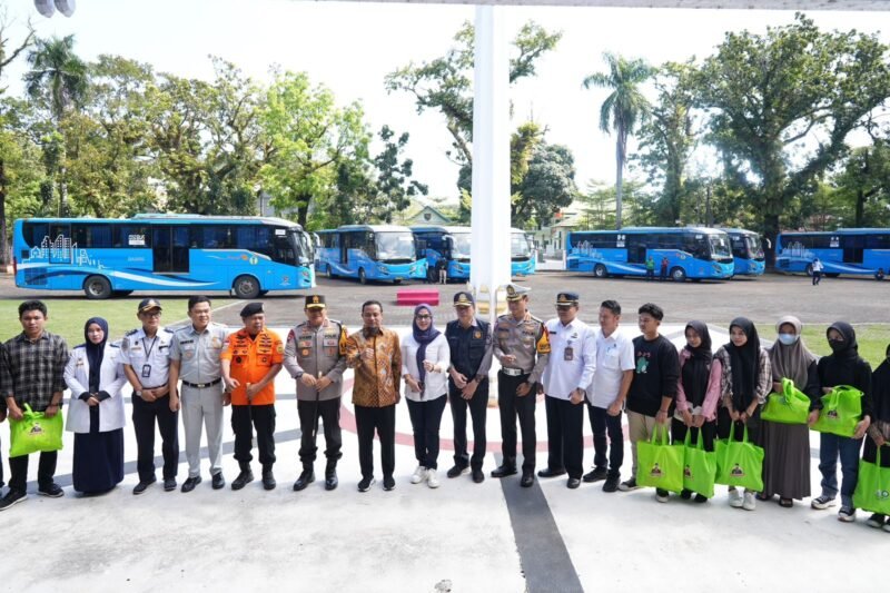 Gubernur Sulsel, Andi Sudirman Sulaiman lepas peserta mudik gratis di Halaman Rumah Jabatan Gubernur Sulsel, Kamis (20/04/2023).