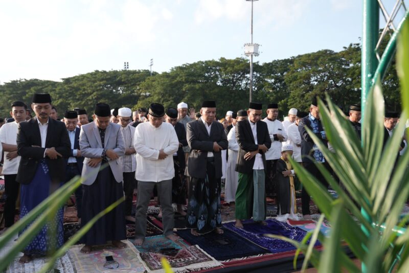 Wali Kota Makassar, Danny Pomanto melaksanakan Sholat Idul Fitri 1444 Hijriah di Lapangan Karebosi, Sabtu (22/04/2023)