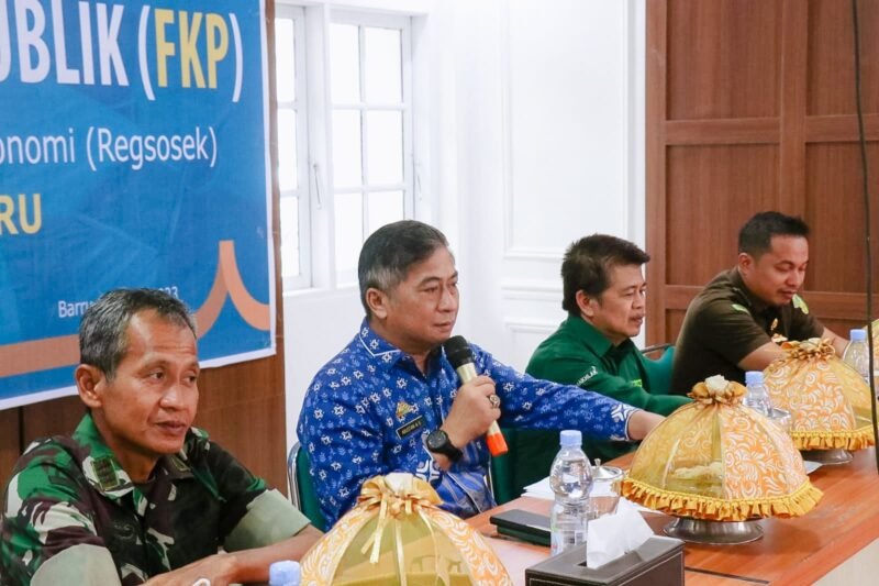 Sekretaris Daerah (Sekda) Barru Abustan membuka Rapat Koordinasi Daerah (Rakorda) Forum Konsultasi Publik (FKP) pendataan awal Registrasi Sosial Ekonomi (Regsosek), diruang Data, Setda Barru, pada Kamis (27/4/2023)