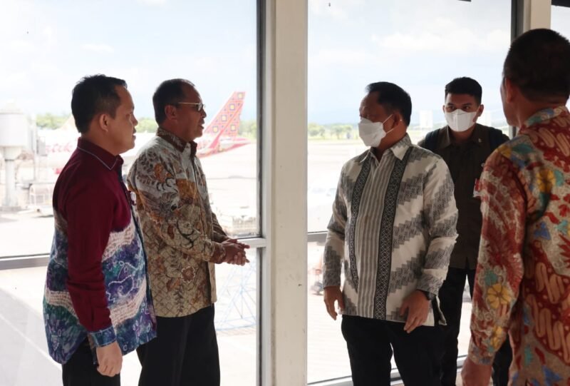 Wali Kota Makassar, Danny Pomanto menjemput kedatangan Menteri Dalam Negeri (Mendagri) Jenderal Pol (Purn) Tito Karnavian di Bandara Internasional Sultan Hasanuddin Makassar, Jumat (28/04/2023)