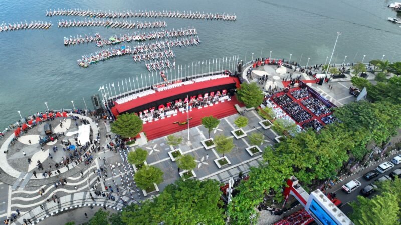 Perahu Nelayan dari Pulau Barang Lompo, Barang Caddi, Kodingareng dan Lae-Lae mengibarkan 514 Bendera Kabupaten/Kota se-Indonesia di Laut Losari, Sabtu (29/04/2023)