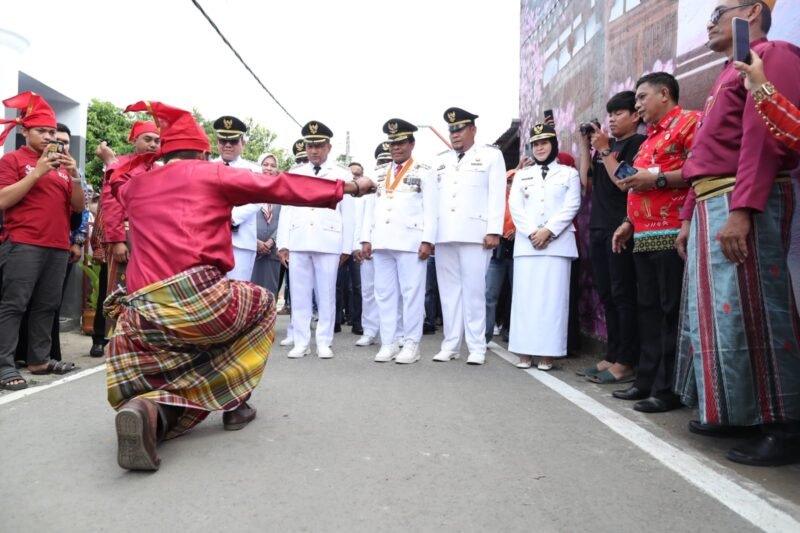 Wakil Wali Kota Makassar, Fatmawati Rusdi mendampingi Kepada Daerah berkunjung ke Lorong Wisata Kyoto di Kelurahan Parang Tambung, Kecamatan Tamalate, Makassar, Sabtu (29/04/2023)