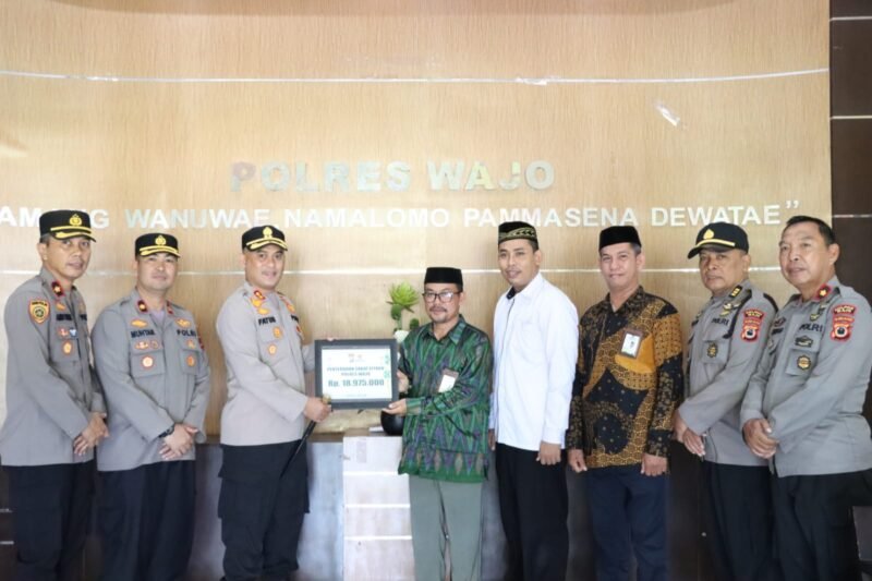 Baznas Kabupaten Wajo, menerima Zakat Fitrah dari jajaran personil Polres Wajo, yang diserahkan langsung oleh Kapolres Wajo, AKBP H. Fatchur Rochman di Kantor Mapolres Wajo, Jl.Rusa Sengkang, Rabu (12/04/2023)